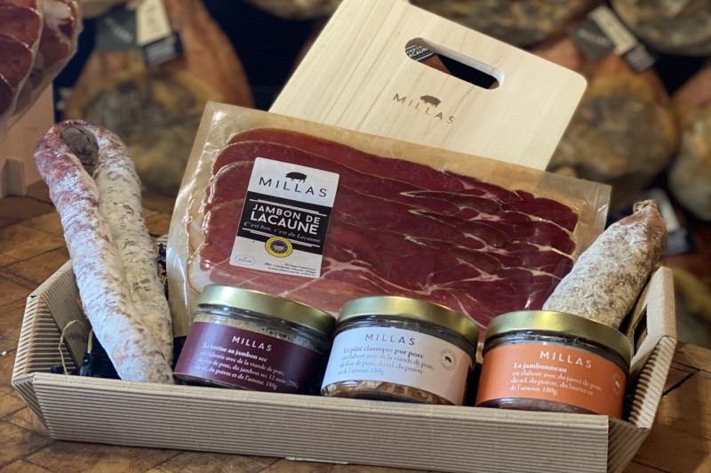 Découvrez notre corbeille Pause à Lacaune : un coffret gourmand de charcuterie artisanale, idéal pour vos apéritifs et cadeaux.