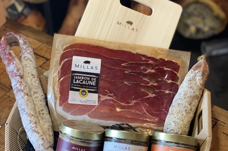 Découvrez notre corbeille Pause à Lacaune : un coffret gourmand de charcuterie artisanale, idéal pour vos apéritifs et cadeaux.