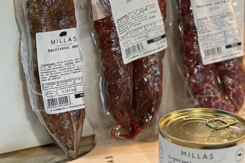 Sélection gourmande de chez Millas emballée - pâté artisanal et charcuterie traditionnelle.