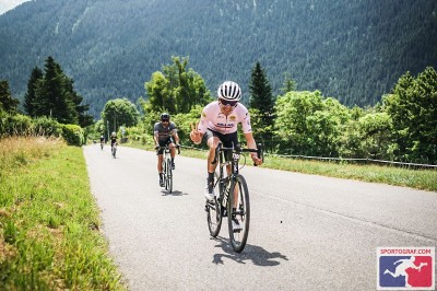 Cyclistes portant le maillot Charcuterie Millas Gobik.