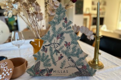 Offrez le Coffret Sapin de Noël Millas : un cadeau gourmand avec saucisson sec, chorizo artisanal et pâté de porc. Parfait pour