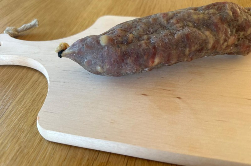 Découvrez la Planche Gourmande Millas : saucisses, chorizo, pâté pur porc et planche en bois. Parfaite pour des moments de parta