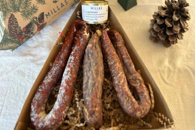 Offrez le Coffret Sapin de Noël Millas : un cadeau gourmand avec saucisson sec, chorizo artisanal et pâté de porc. Parfait pour