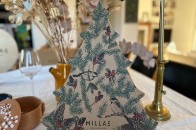 Offrez le Coffret Sapin de Noël Millas : un cadeau gourmand avec saucisson sec, chorizo artisanal et pâté de porc. Parfait pour