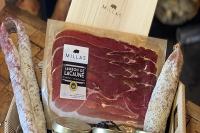 Découvrez notre corbeille Pause à Lacaune : un coffret gourmand de charcuterie artisanale, idéal pour vos apéritifs et cadeaux.