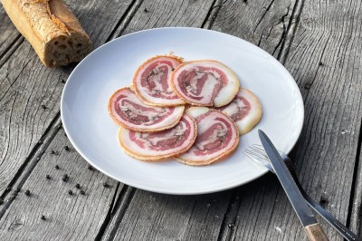 Poitrine roulée séchée - tranches -charcuterie Millas