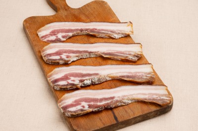 Poitrine salée fumée séchée en tranches - charcuterie millas