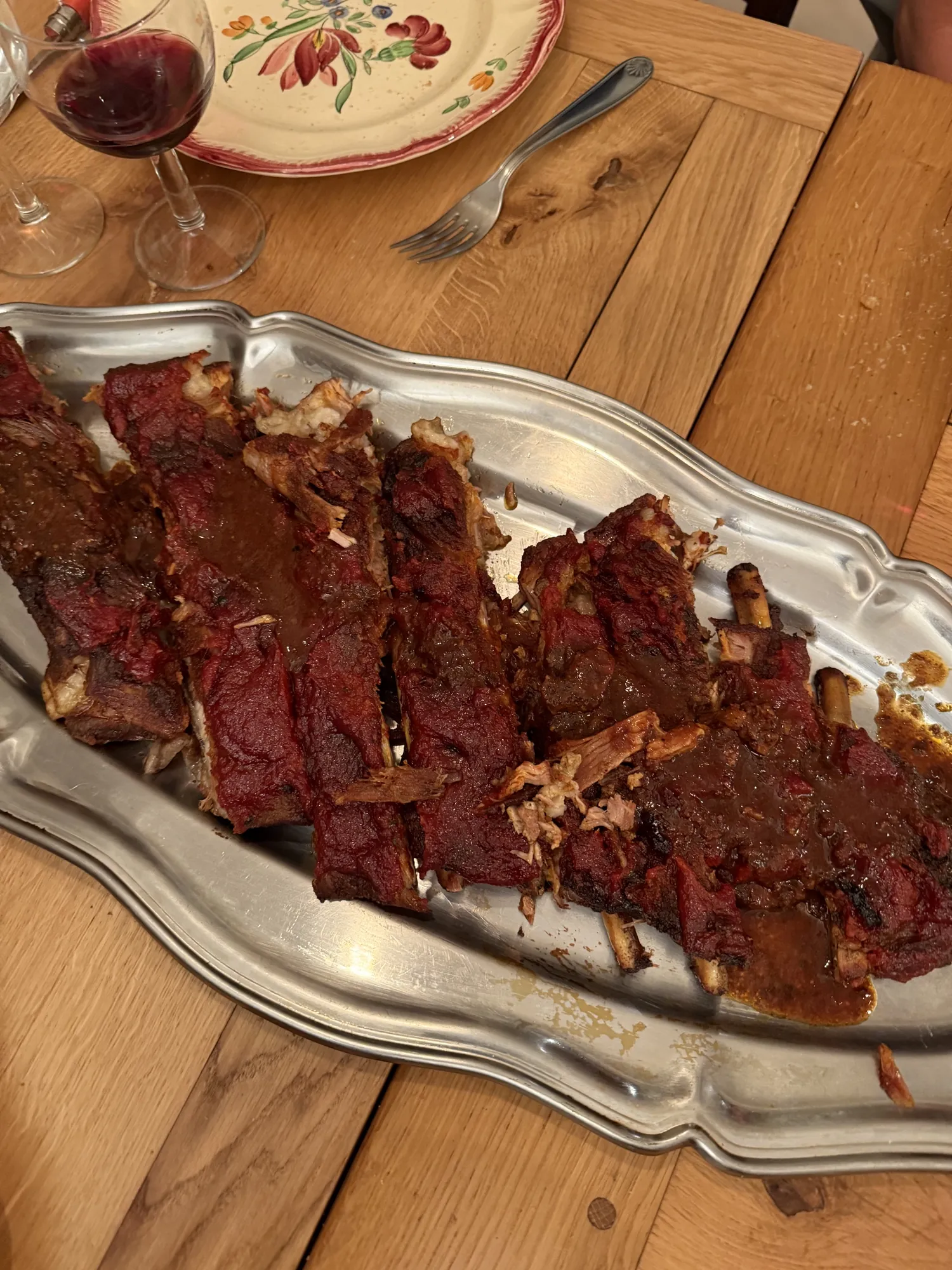 Une planche de charcuterie Millas vue de dessus
