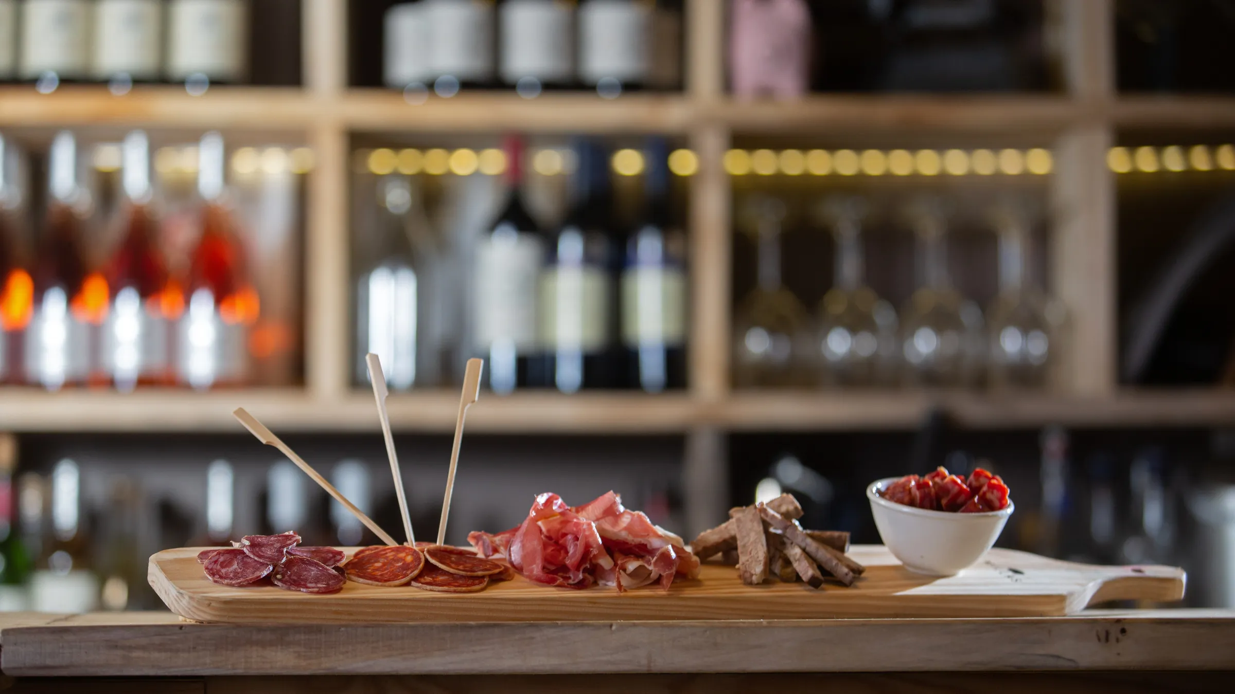 Une planche de charcuterie sur le comptoir d’un bar