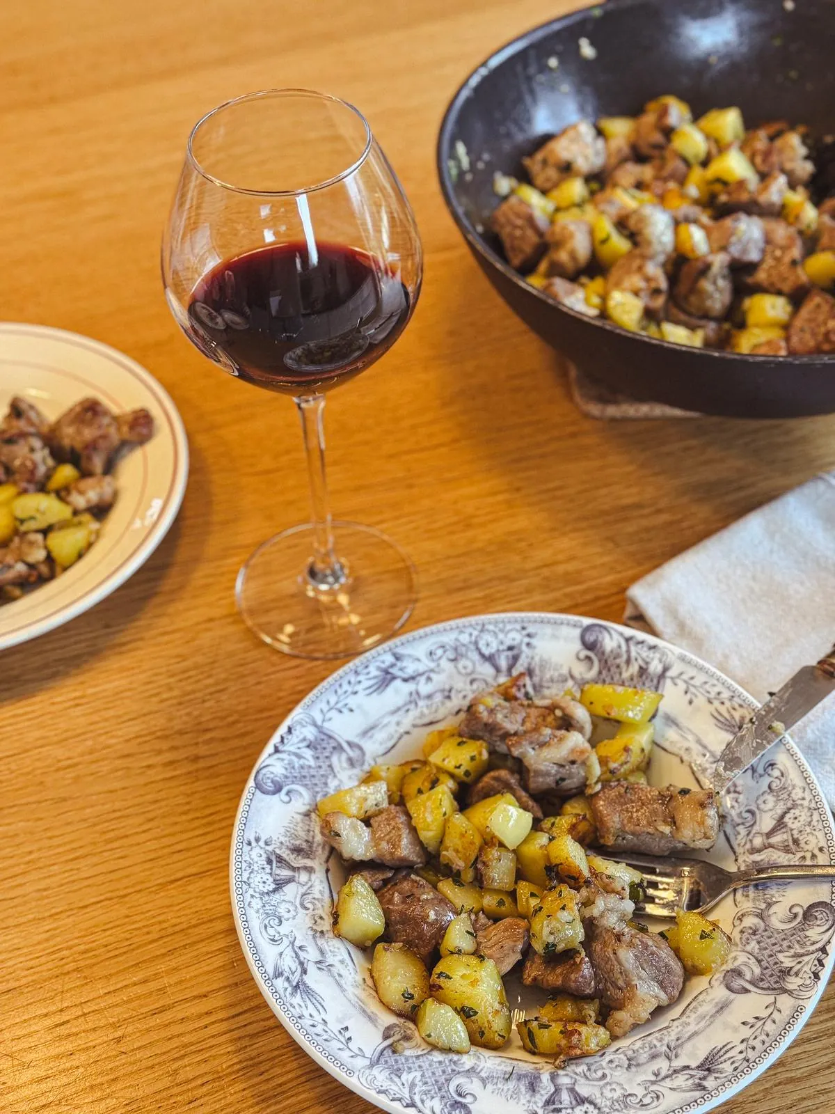 Un frésinat servi à table, avec un verre de vin rouge